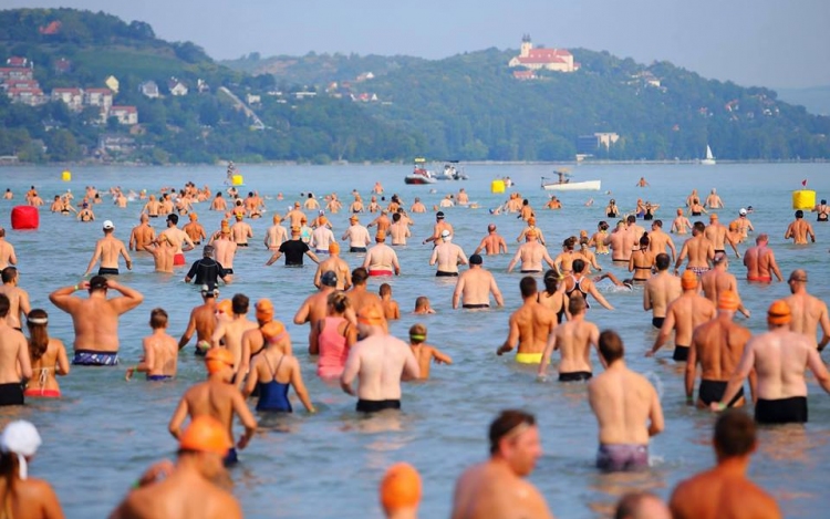 Ökológiai kockázatot jelent a Balatonra az egyre több turista nyáron