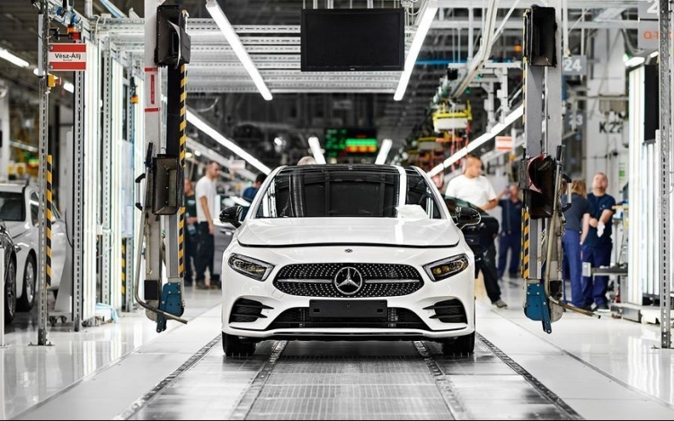 35%-os béremelést kaptak a Mercedes gyár dolgozói