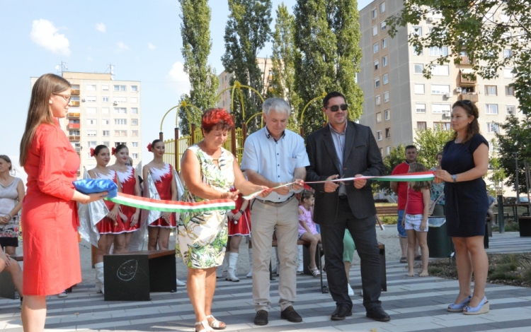Új közösségi teret avattak a Petőfi lakótelepen