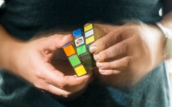 Alig több mint egy másodperc alatt forgatja ki a Rubik-kockát egy algoritmus
