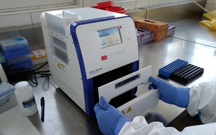 Koronavírus tesztelésre alkalmas PCR gép megvásárlását támogatta a kecskeméti Mercedes-Benz gyár