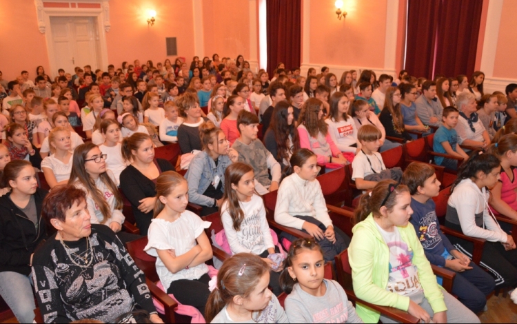 Nyílt énekórát tartott a félegyházi általános iskolásoknak a Servet Zenekar
