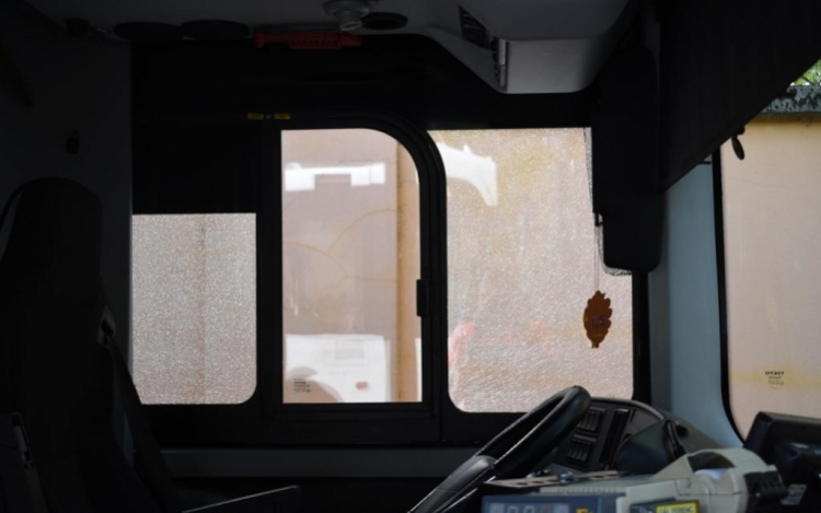 Betörte a busz ablakát