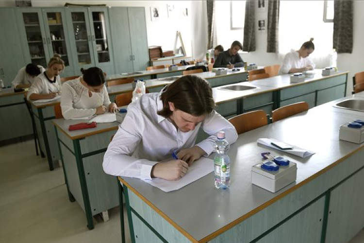 Hétfőn a magyar nyelv és irodalom írásbelikkel folytatódnak a vizsgák 