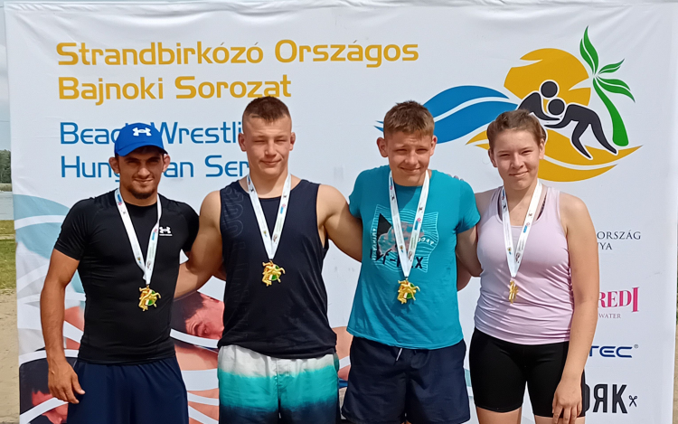 Óriási siker strandbirkózásban