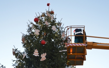 Ékes fenyőfa hirdeti a lakótelepen is a Karácsony közeledtét