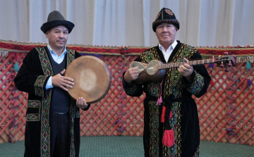 Rokon népek zenéje városunkban – Üzbegisztáni és karakalpak népzenészek vendégjátéka