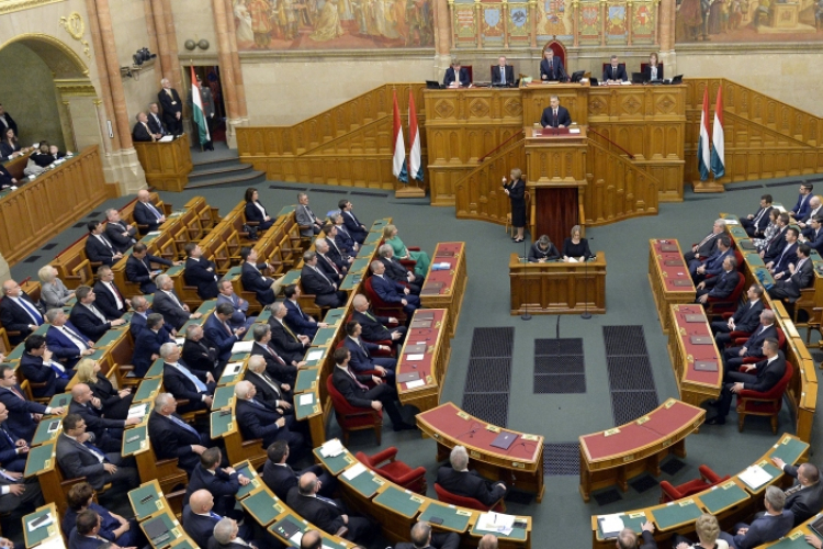 Társadalombiztosítási és versenyképességi javaslatokról tárgyalnak a parlament 