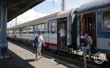 Vitézy Dávid: működik a vasúti és a buszközlekedés az országban