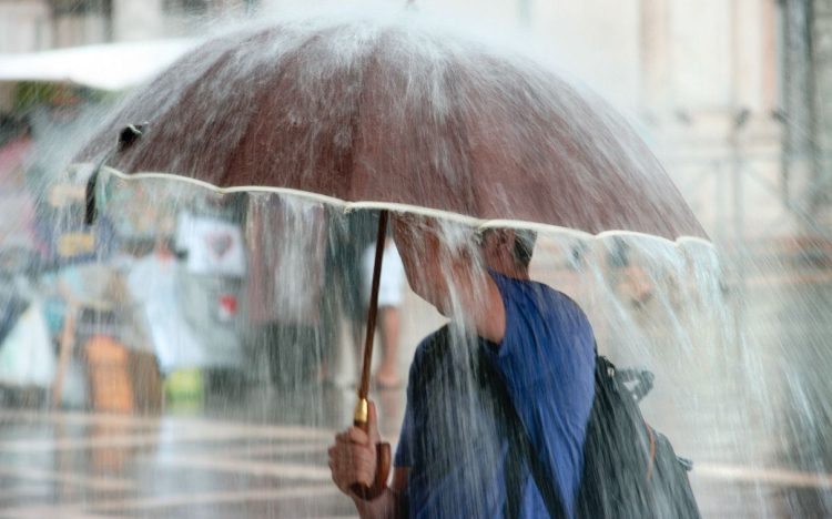 Jégeső, szél, felhőszakadás – vihar csap le az országra szombaton