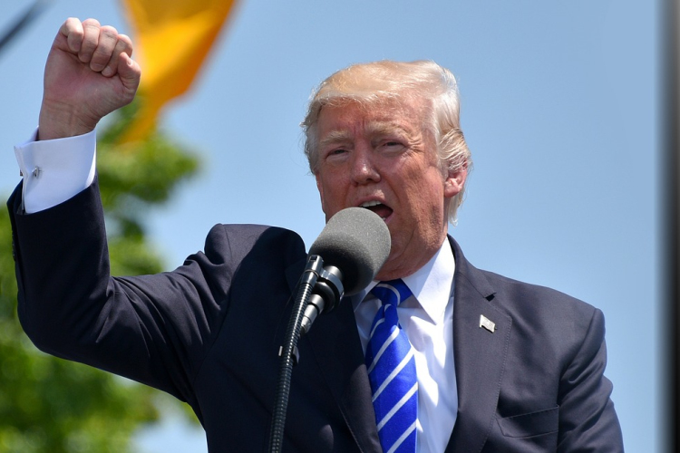Donald Trump végig viszi a Mexikóval, Kanadával és Kínával szemben már bejelentett vámokat