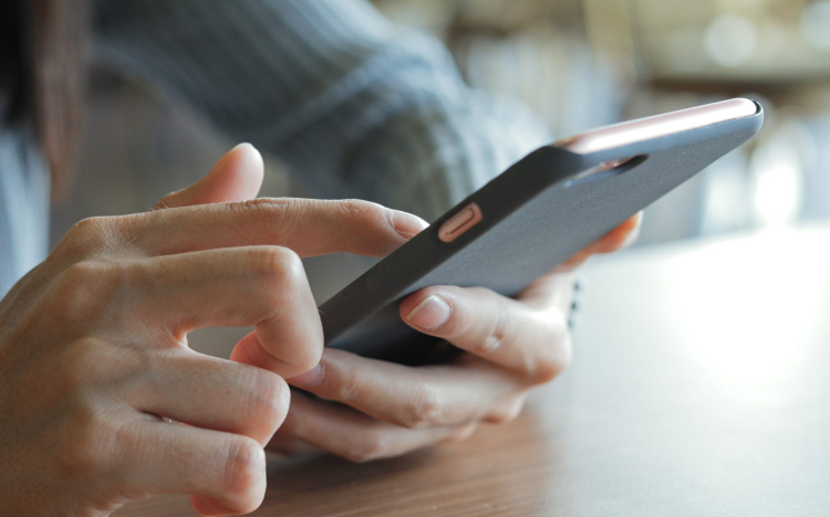 Androidosok figyelem: egy gombnyomás után hozzáférhetnek a telefon kamerájához