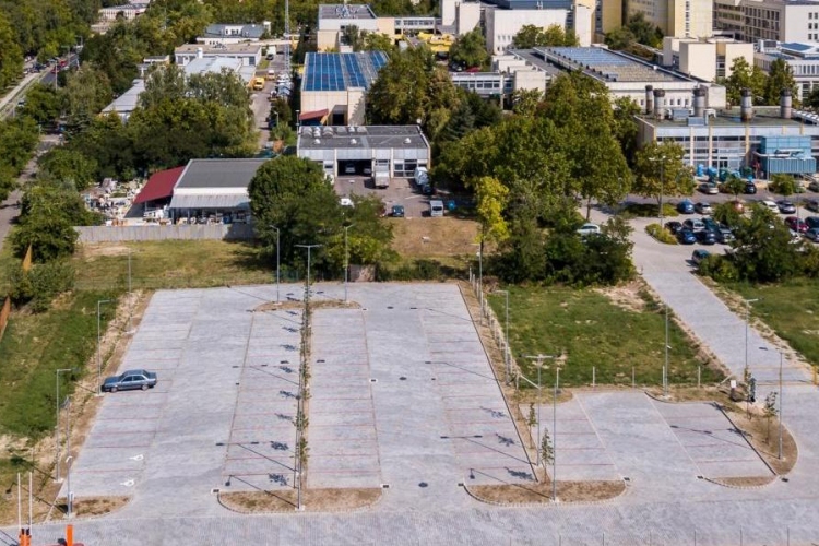 Szerdától fizetős a megyei kórház melletti új parkoló