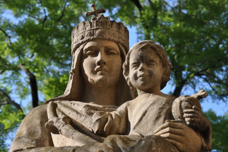 Tető kerülhet a „Fájdalmas Krisztus” és a „Magyarok Nagyasszonya” szobor fölé