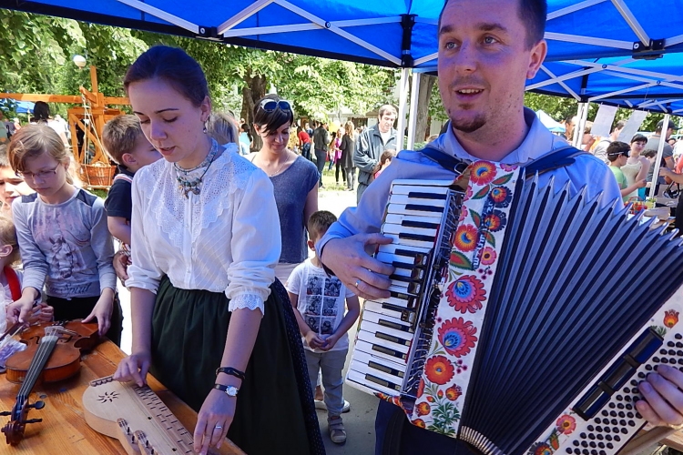 Hangszersimogató a Gyermeknapon