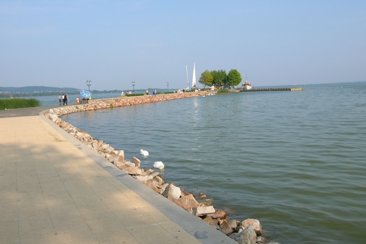 Balatonon októberig tart a nyár