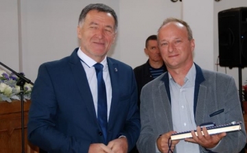 A megyei önkormányzat kitüntette Gyöngyösi Sándor gombatermesztőt