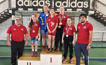 Remekeltek a birkózó lányok Szigetváron