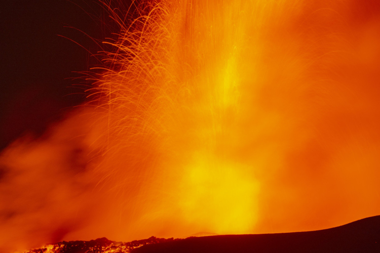 Folytatódik az Etna kitörése, lezárták Catania repülőterét