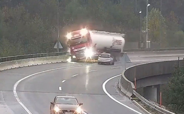 A mélybe lökte a magyar kamionost egy személyautó