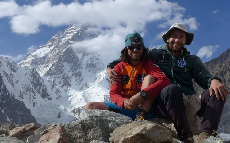 Az alaptábor felé tart a magyar Everest expedíció