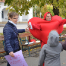 Forró teával és öleléssel várták a járókelőket