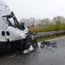 Kamionnak csapódott a kisteherautó az M5-ösön Kiskunfélegyházánál