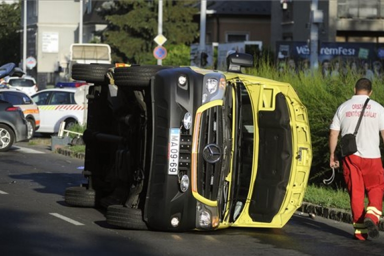 Felborult egy mentőautó a fővárosban