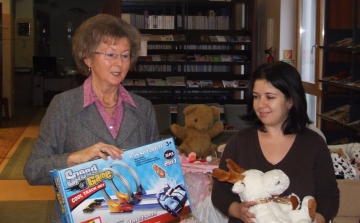 Könyveket, játékokat és ruhaneműt gyűjtött a Petőfi Sándor Városi Könyvtár a rászoruló családok számára