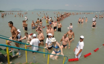 Nyolcezer ember lehet a Balaton-átúszáson – hamarosan döntenek a versenyről