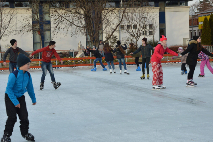 Ma 10 órától megnyitotta kapuit a városi jégpálya