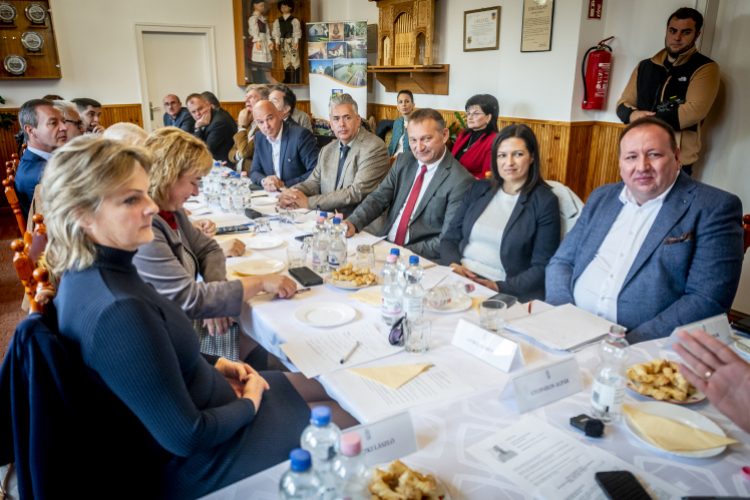 Polgármesteri találkozót tartottak Kömpöcön