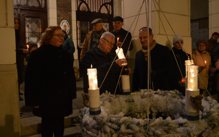 Lobog már a negyedik láng is városunk adventi koszorúján