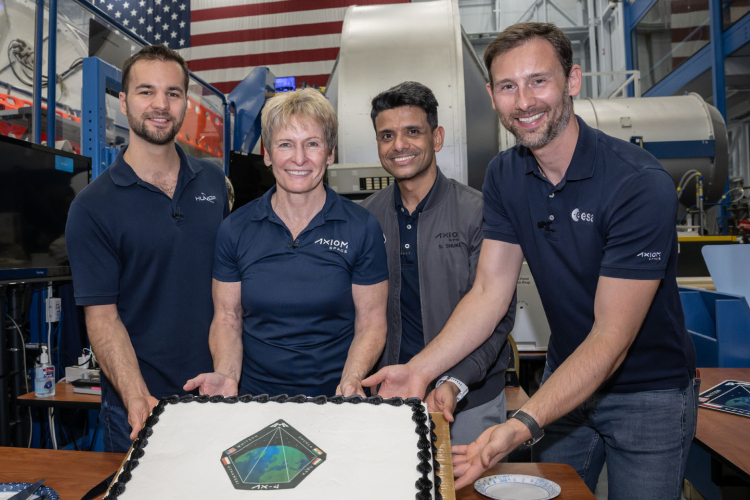 Sikeresen teljesítették a magyar űrhajósok a NASA kiképzését