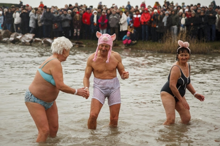 A legbátrabbak ma fürdőruhában ünnepelték az új évet