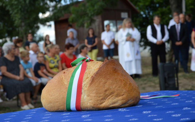 Haleszban már megkóstolták az új kenyeret