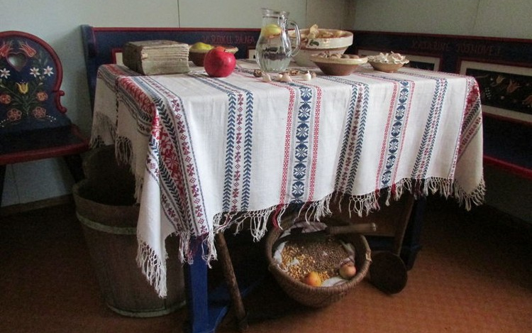 Tudta miért van karácsonykor balta az asztal alatt?