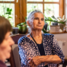 Dalokkal és verssel kedveskedett vendégeinek a 90. éves Marika néni