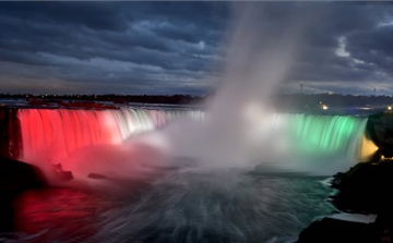 Magyar nemzeti színekben tündököl a Niagara-vízesés