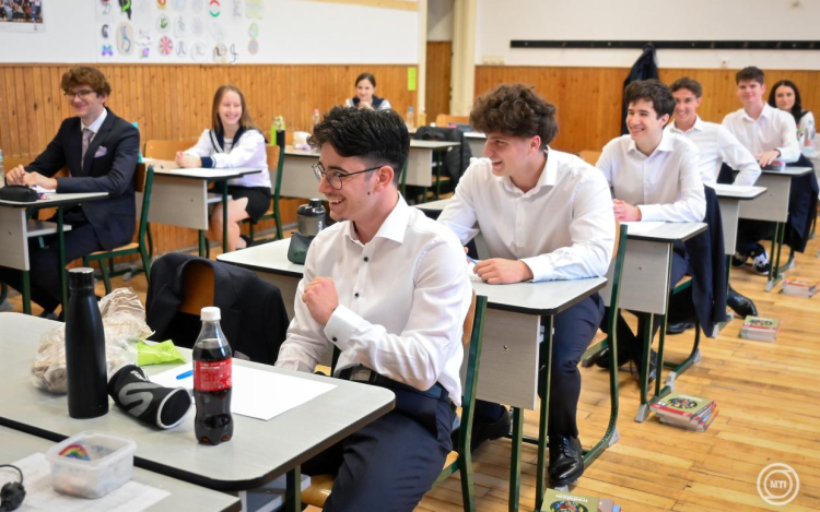 Érettségi - Több mint 80 ezren kezdték meg a vizsgát magyar nyelv és irodalomból