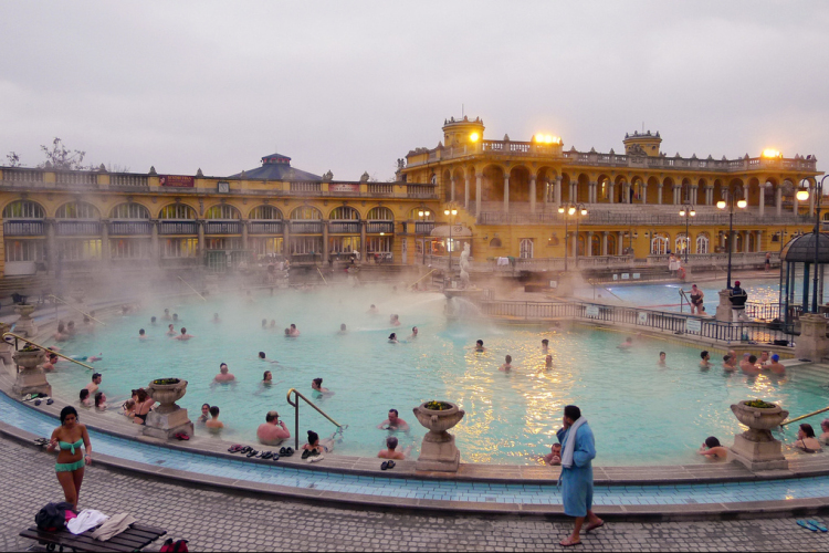 Izgalmas programok a víz világnapján a budapesti fürdőkben