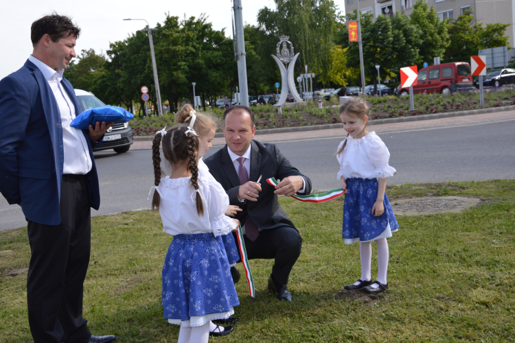 Új térplasztika ékesíti Félegyháza északi kapuját