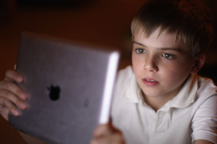 Egyre több gyerek lesz internetfüggő - ezekkel segíthetnek a szülők
