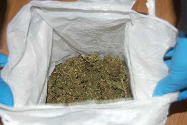 Elfogták a tiszakécskei és a kecskeméti rendőrök azt a két férfit, akiknél összesen 290,58 gramm kábítószergyanús anyagot találtak