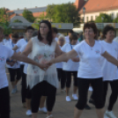 Csaknem száz szenior örömtáncos ropta a főtéren