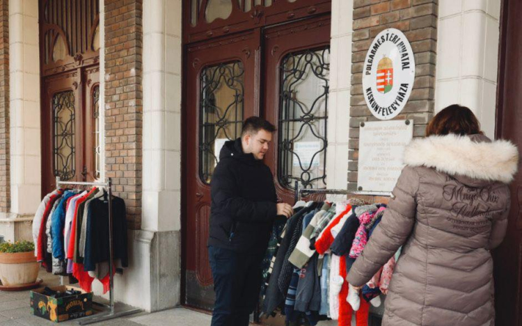 Ruhafelajánlás az Önkormányzati dolgozók jóvoltából