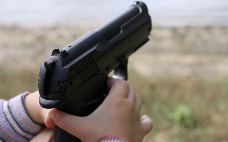 Valódinak nézték a játékfegyverét, lelőtték a 12 éves fiút