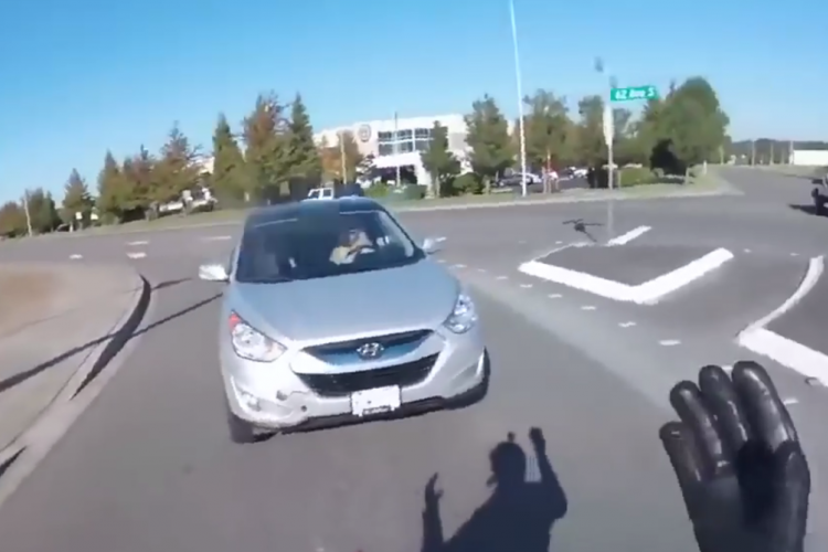 Előbb óvatosságra intette motorozó fiát, majd elütötte – VIDEÓ