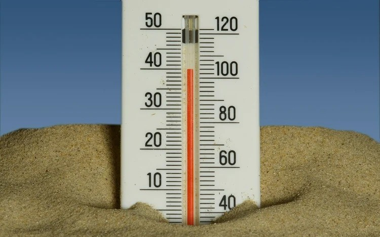 Másodfokú hőségriasztás lép életbe csütörtökön