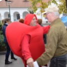 Forró teával és öleléssel várták a járókelőket